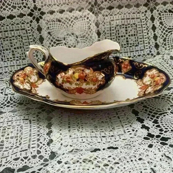 Royal Albert Bone China "Heirloom" cream set - creamer and tray  only - Vintage - Picture 2 of 16